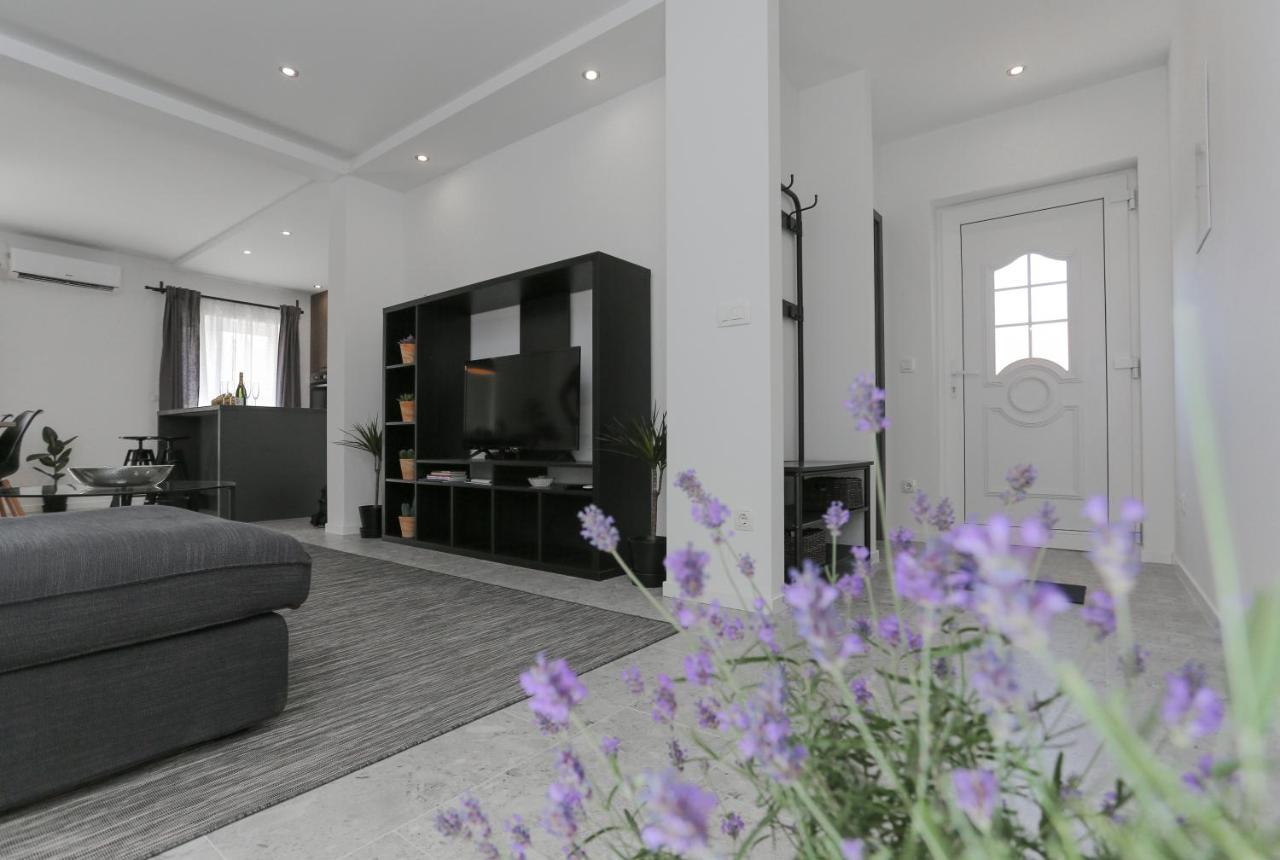 Apartments Martic Supetar Ruang foto