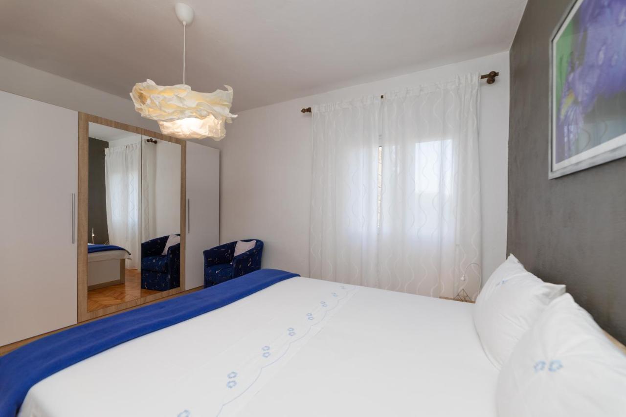 Apartments Martic Supetar Bagian luar foto